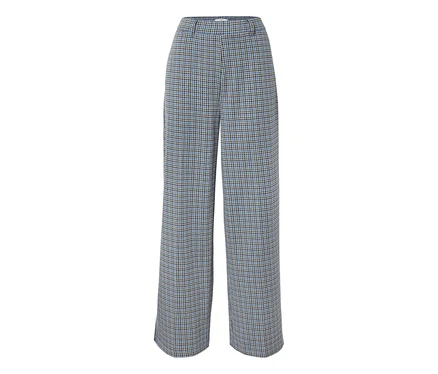 Eine karierte, weite Hose in Blau-, Braun- und Schwarztönen ist vor einem weißen Hintergrund zu sehen.
