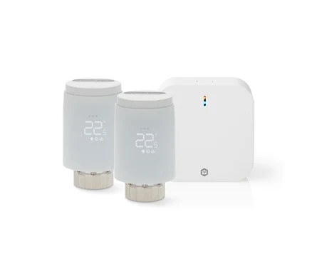 Zwei weiße smarte Heizkörperthermostate, die „22°“ anzeigen, und ein weißer Smart-Hub mit mehrfarbiger LED-Anzeige.