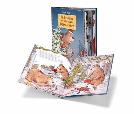 Offenes Buch "Dr. Brumms total verrückte Weihnachten" mit Illustrationen von Bären und Waschbären, die einen Weihnachtsbaum schmücken, im Hintergrund eine weitere Ausgabe des Buchs.