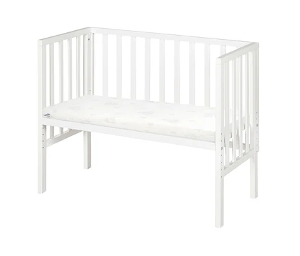 Weißes roba 2-in-1-Beistellbett »safe asleep®« mit weißer Matratze.