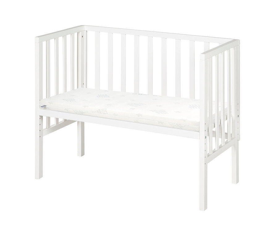 Weißes roba 2-in-1-Beistellbett »safe asleep®« mit weißer Matratze.