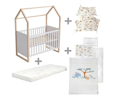 Ein Babybett mit hellem Holzrahmen in Hausform und weißen Seiten, dazu eine Matratze und ein Bettwäscheset mit Safari-Tiermotiven, bestehend aus zwei Nestchen, einem Kissen, einer Decke und einem Bettbezug mit Elefant, Erdmännchen und Zebra.