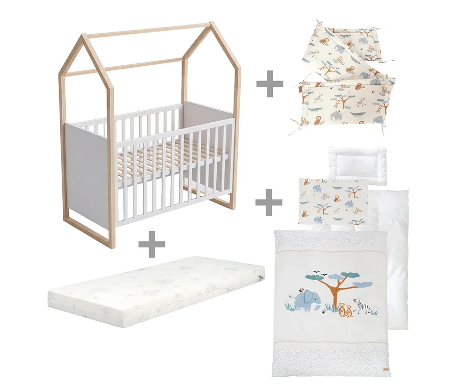 Ein Babybett mit hellem Holzrahmen in Hausform und weißen Seiten, dazu eine Matratze und ein Bettwäscheset mit Safari-Tiermotiven, bestehend aus zwei Nestchen, einem Kissen, einer Decke und einem Bettbezug mit Elefant, Erdmännchen und Zebra.