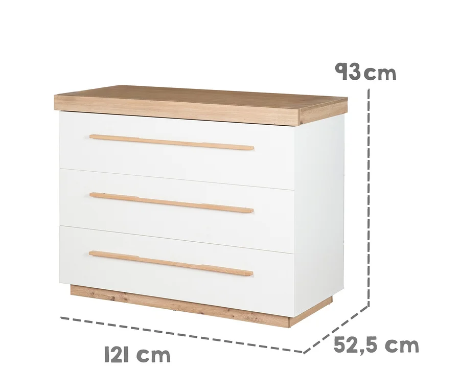 Weisse Kommode mit drei Schubladen und hellen Holzgriffen, Teil des Roba 3-teiligen Kinderzimmer-Sets "Lumo". Die Kommode ist 93 cm hoch, 121 cm breit und 52,5 cm tief.