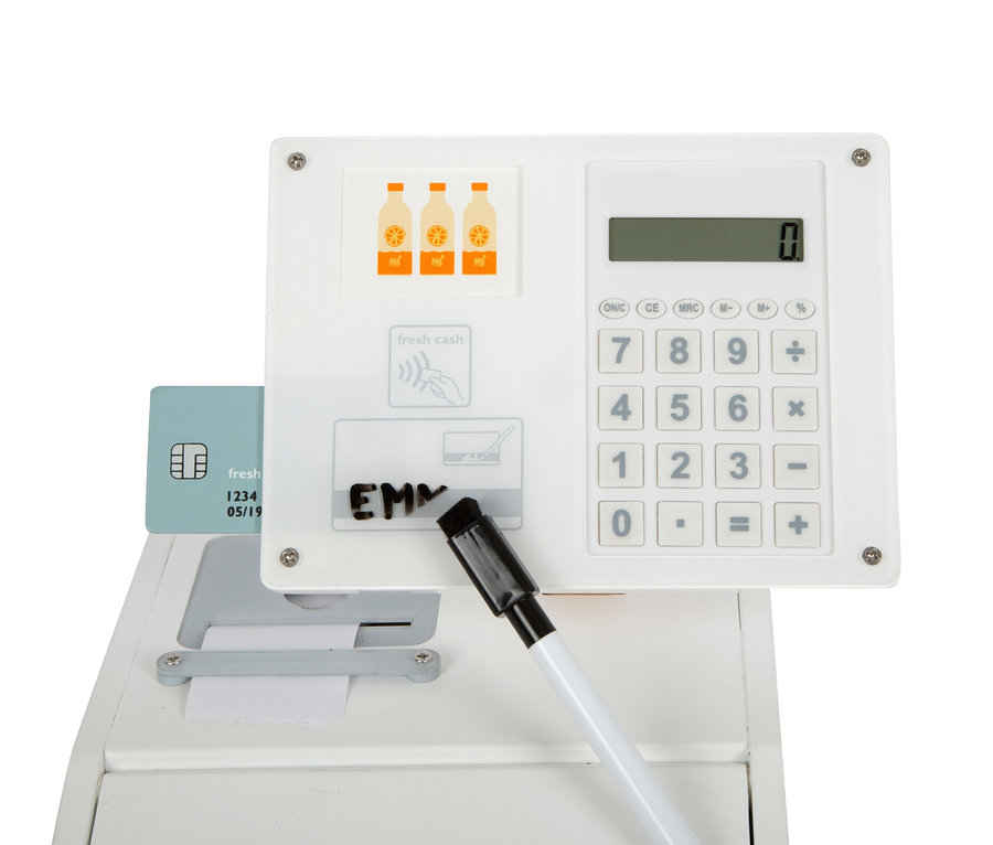 Detailansicht der weißen small foot Kasse »fresh« mit Display, Tasten, Kartenleser, Stift und Papierblock.