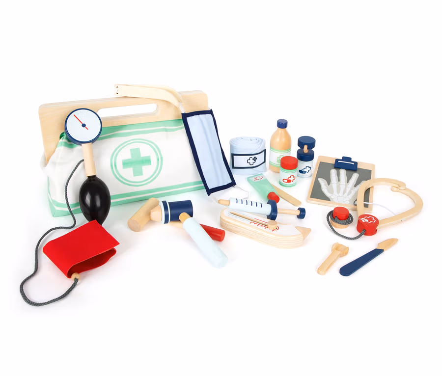 Ein hölzernes Spielzeug-Arztset für Kinder, inklusive einer small foot Arzttasche, Stethoskop, Thermometer und anderen medizinischen Instrumenten.