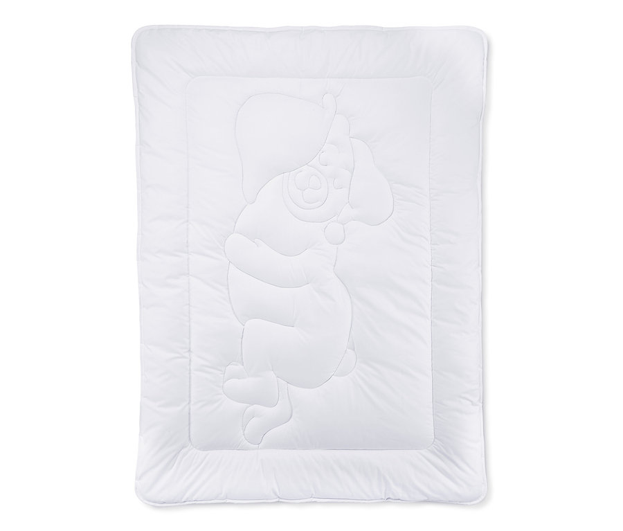 Weiße Kinder-Steppdecke und -Kissen mit Bärenrelief.