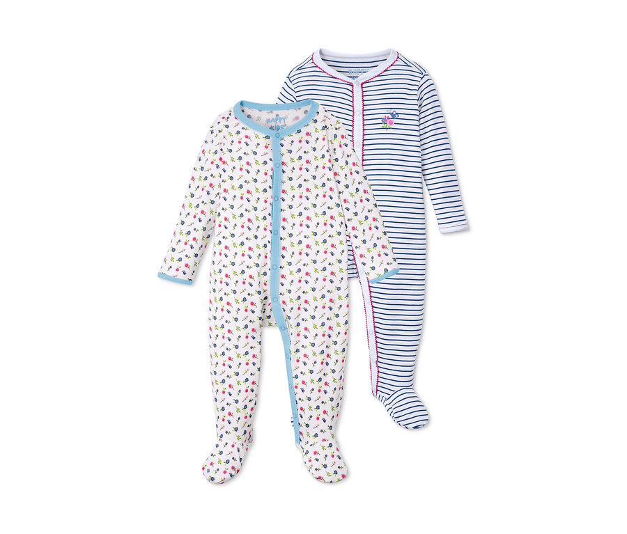 Zwei Schlafanzüge mit langen Ärmeln. Einer ist weiß mit Blumenmuster und blauen Bündchen, der andere gestreift mit Stickerei.