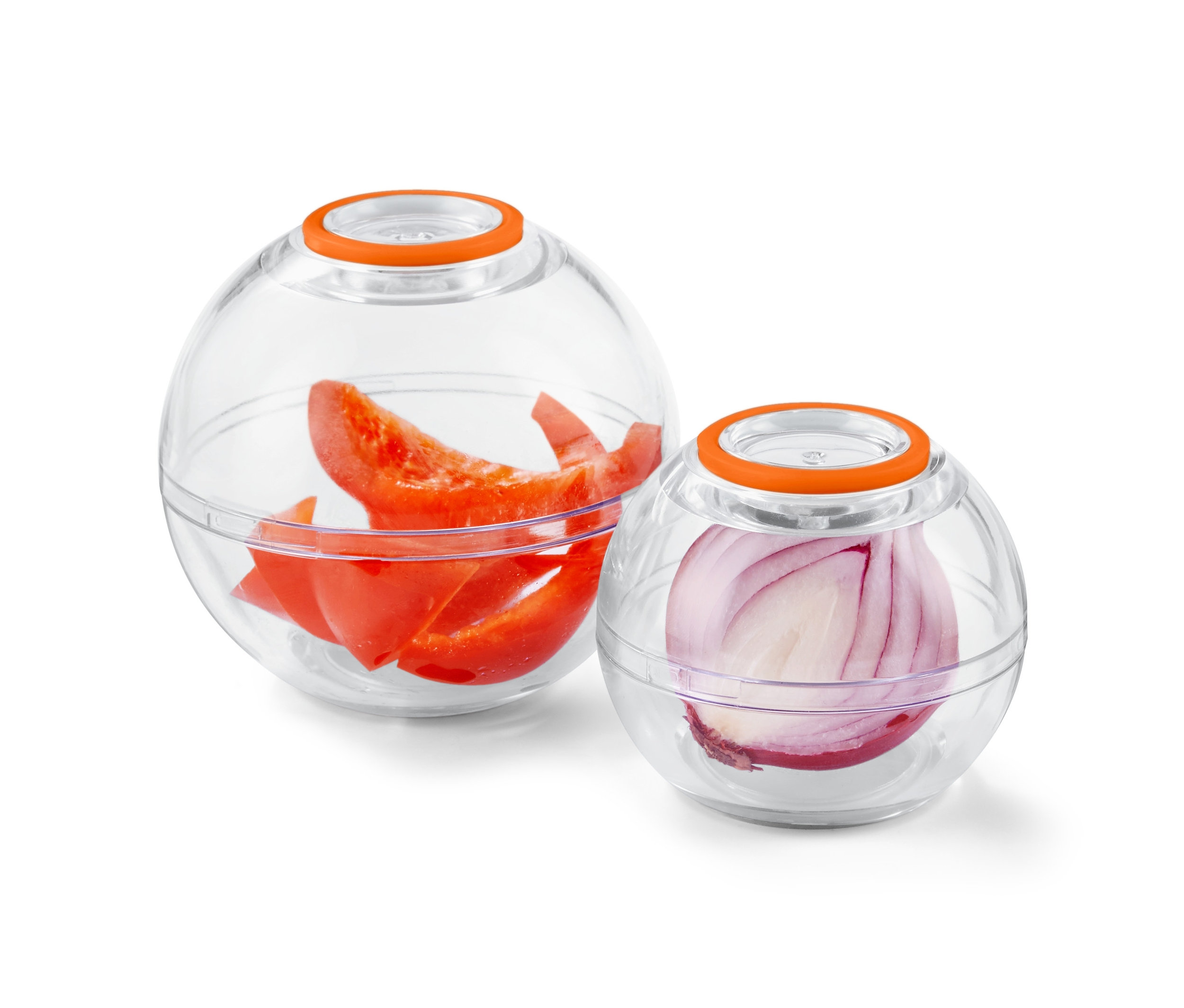 Zwei Frischhaltekugeln, eine mit Paprika, die andere mit Zwiebel.