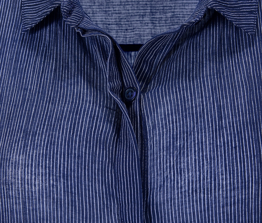 Detailansicht einer gestreiften Longbluse.