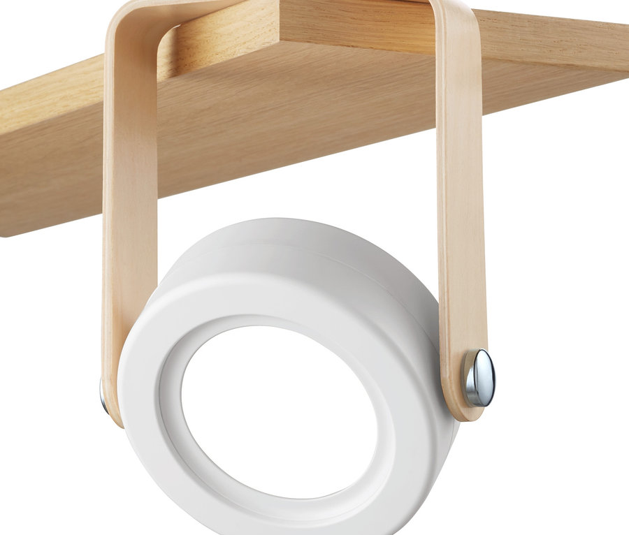 Eine faltbare LED-Leuchte ist an der Unterseite eines Holzregals befestigt.