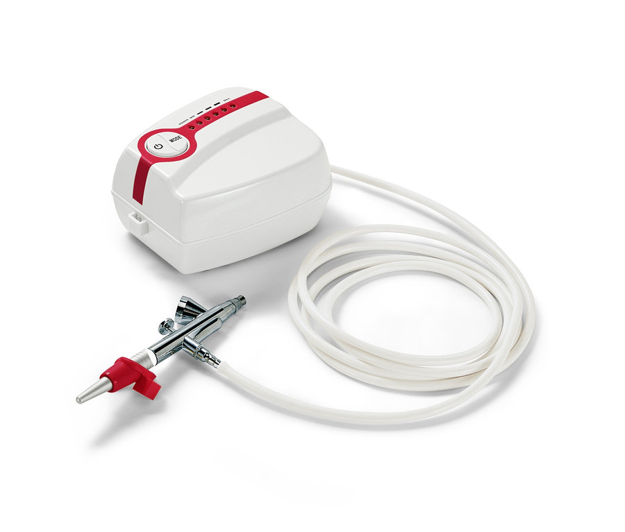 Torten- und Keks-Airbrush-Set mit Spritzpistole und Kompressor auf weißem Hintergrund.