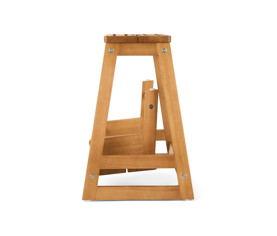 Ein Klapptritt aus Holz.