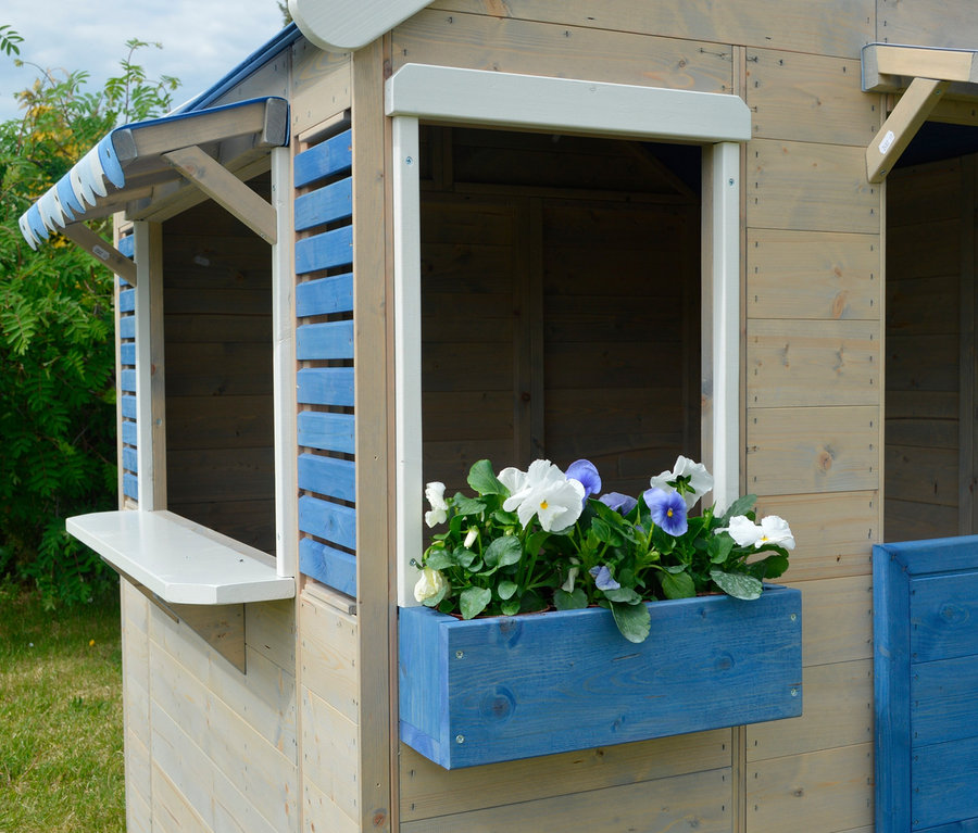 Detailansicht des Wendi-Spielhauses »Maritime House« mit blauen Fensterläden und einem Blumenkasten.