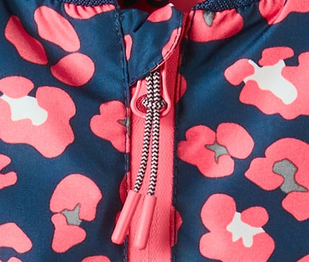 Detailansicht einer Allwetterjacke im Bomberjacken-Stil mit Blumenmuster und Reißverschluss.