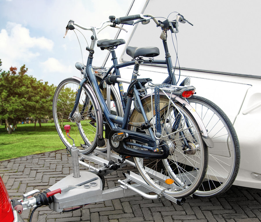 Zwei blaue Fahrräder sind auf einem LAS-Deichselträger, Aluminium, befestigt, der an einem weißen Auto montiert ist.