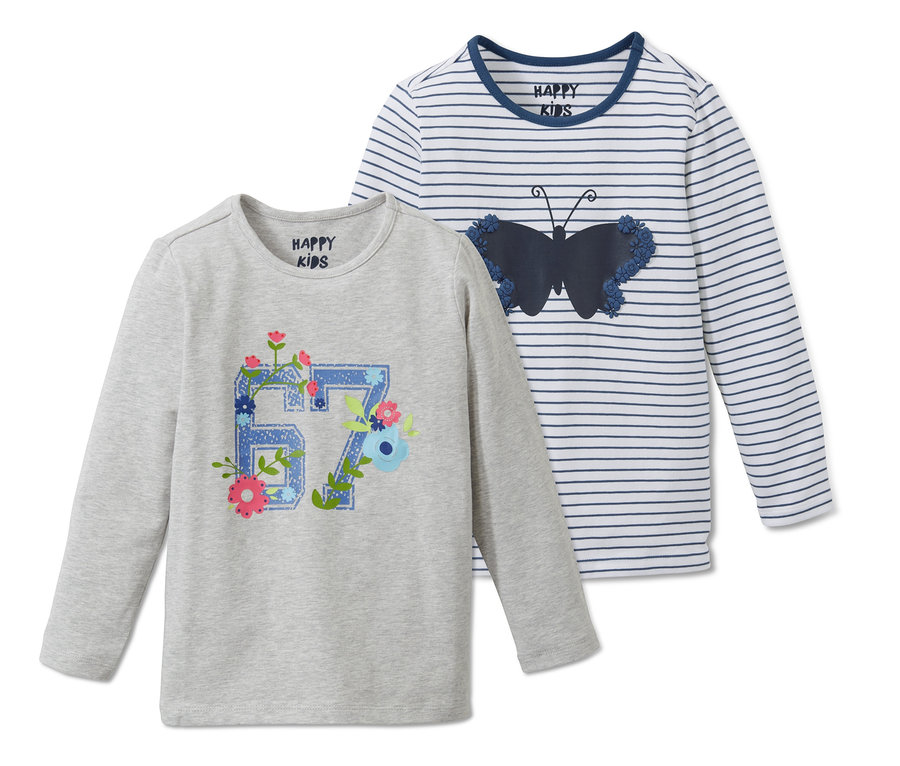 Zwei Langarmshirts, ein graues mit der Zahl 67 und Blumen, das andere weiß mit blauen Streifen und Schmetterling.