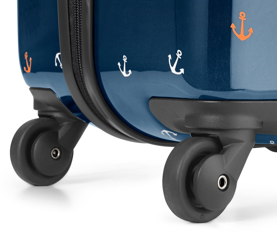 Detailansicht eines kleinen Hartschalen-Koffers mit Rollen und Anker-Motiv.