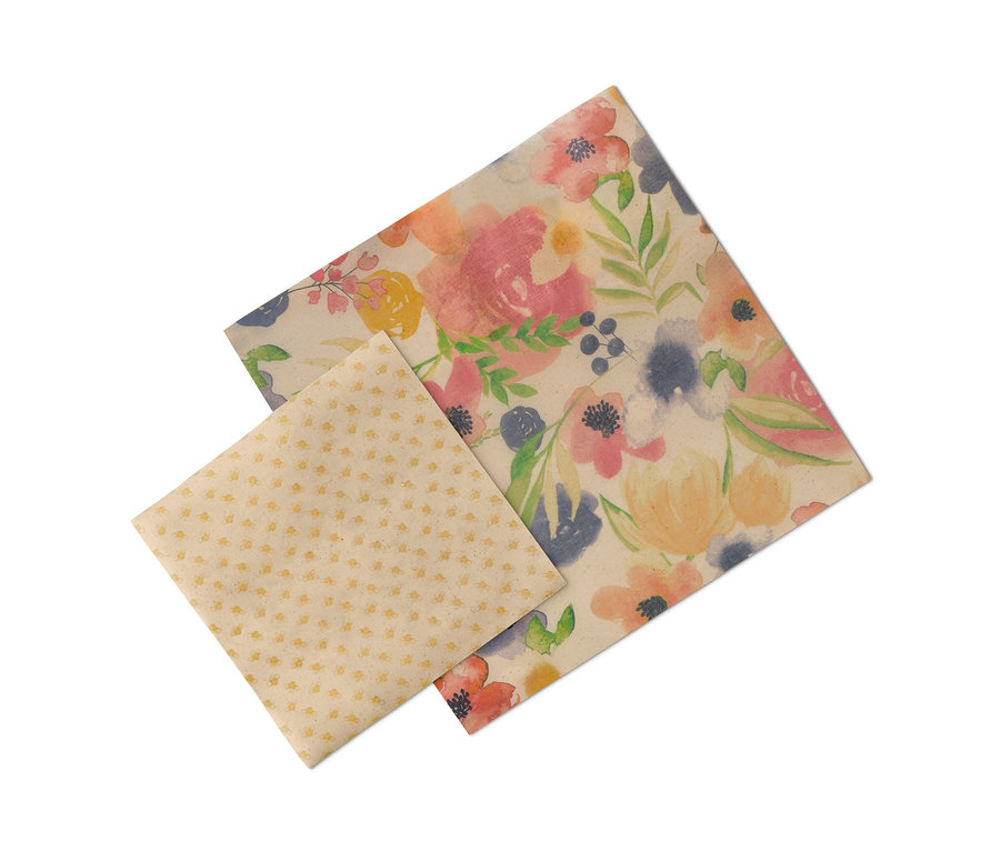 Zwei Gaia-Bienenwachstücher: eines mit Blumenmuster, eines mit Punkten, liegen auf einem weißen Hintergrund.