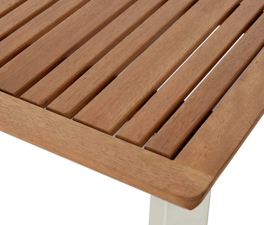 Detailansicht eines ausziehbaren »Liska« Gartentisches aus Eukalyptusholz mit Lamellenplatte und weissem Fuss.