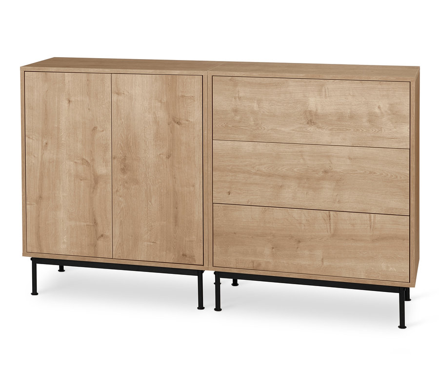 Zwei Regalmodule »Flemming« in Eichendekor stehen nebeneinander auf schwarzen »Flemming« Metall-Fußgestellen. Ein Modul hat zwei Türen, das andere drei Schubladen.