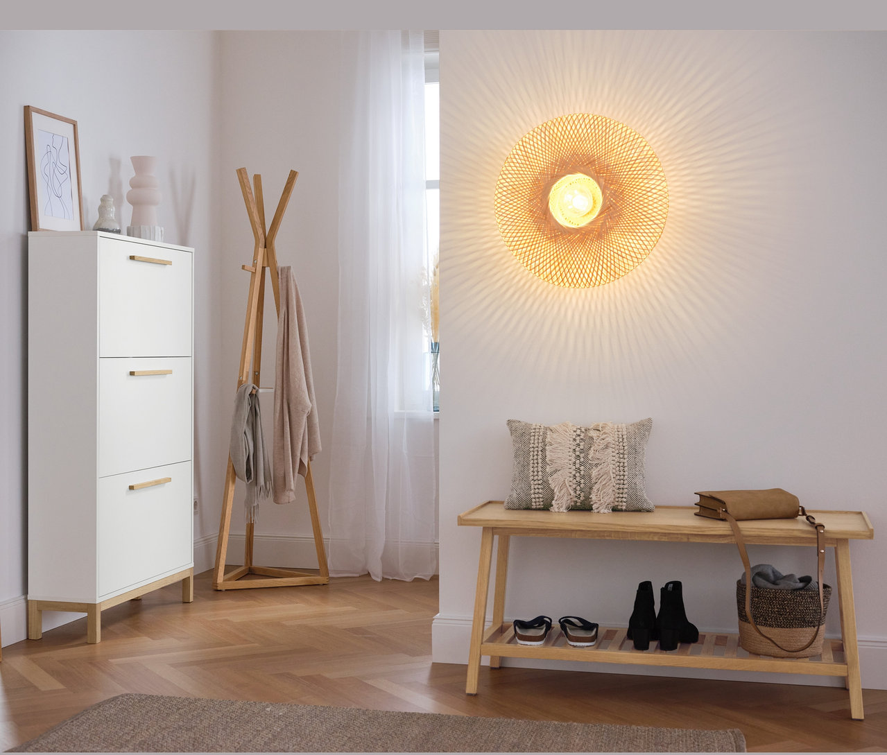 Flur-Interieur mit Schuhschrank-Kipper »Eklund« mit 3 Fächern, Sitzbank mit Ablage, Garderobenständer und Decken- und Wandleuchte mit Geflechtschirm.