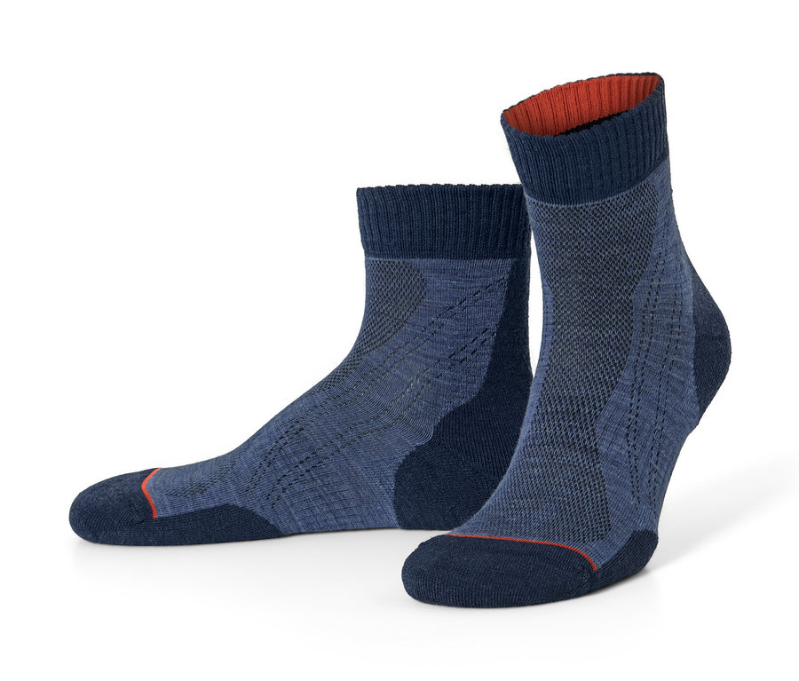 Zwei blaue Outdoorsocken.