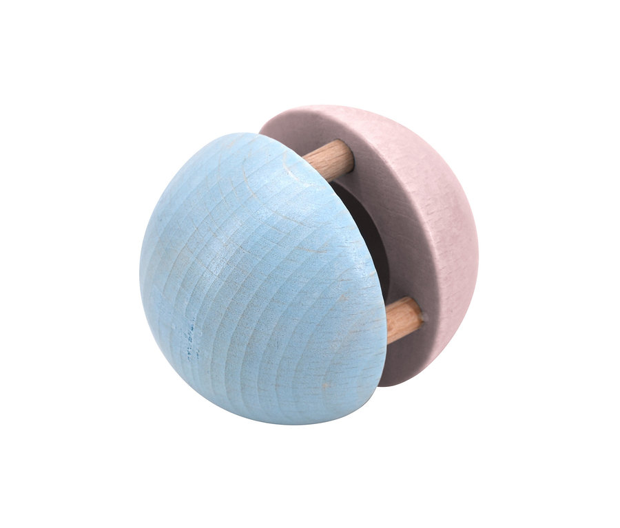 Nahaufnahme von Voggenreiter-Baby-Klangspielzeug-Set, das eine blaue und eine rosa Holzscheibe hat, die durch einen Holzstab verbunden sind.
