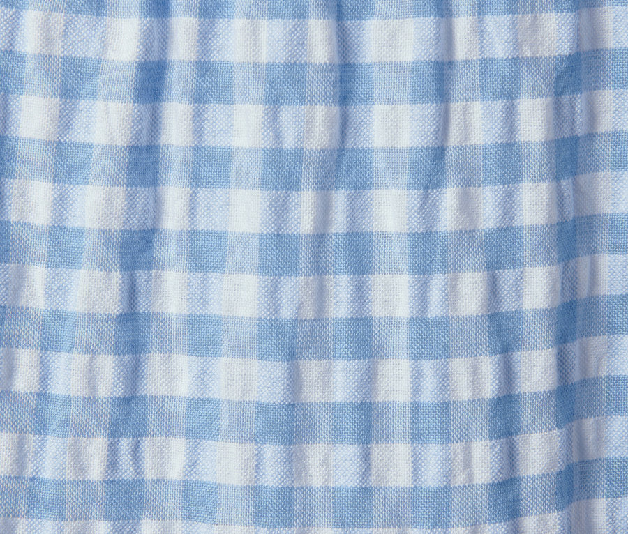 Detailaufnahme eines blau-weiß karierten, gestuften Maxirocks.