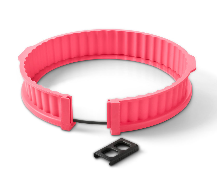 Eine teilweise montierte rosa 2-in-1-Spring-und-Tarteform mit einem schwarzen Clip auf einem weißen Hintergrund.