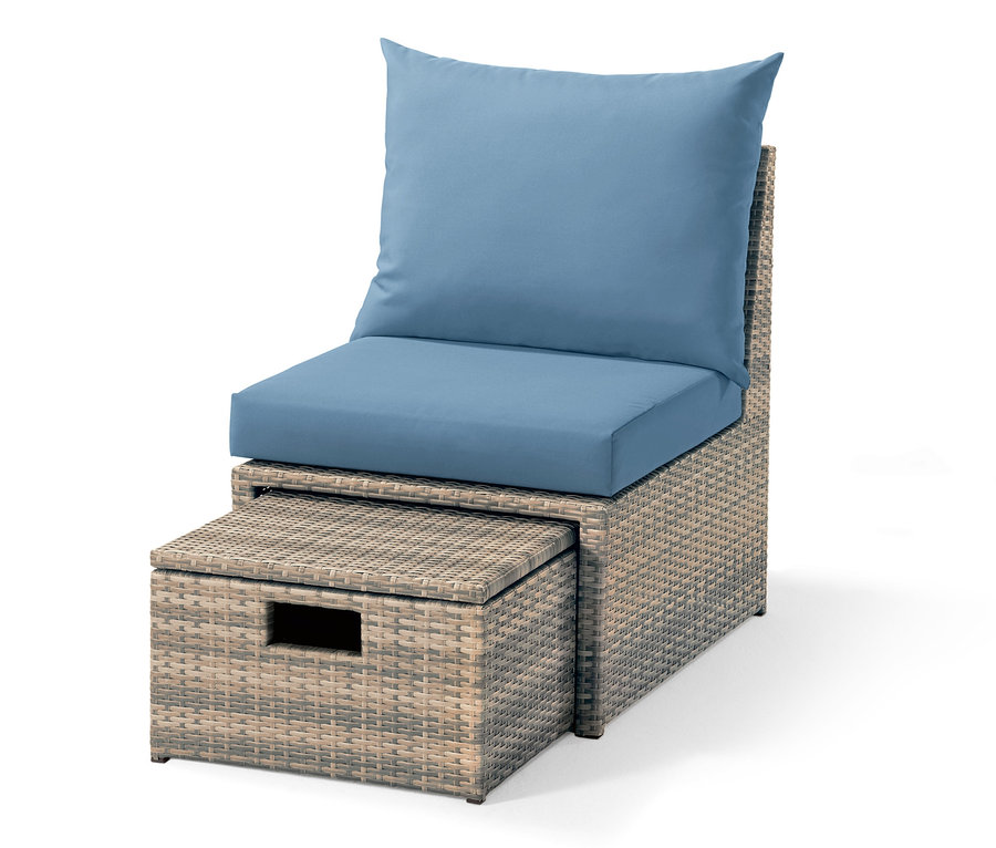 Lounge-Sessel »Thore« mit Ausziehfunktion und blauen Kissen auf weißem Hintergrund.