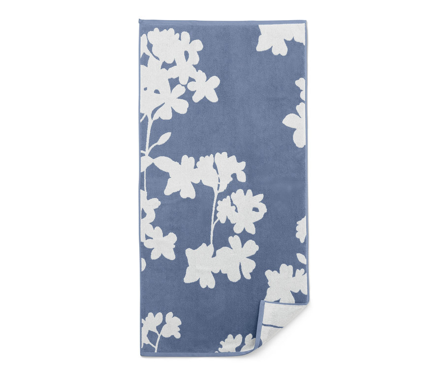 Blaues Jacquard-Badetuch mit weißem Blumenmuster.