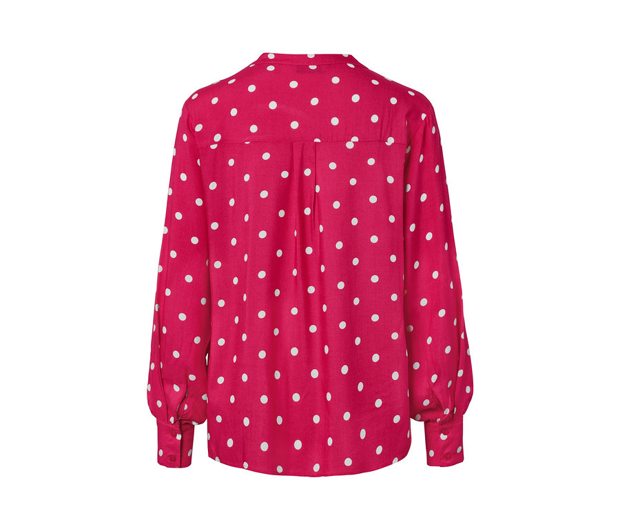 Detail der Rückseite einer gepunkteten Webbluse.