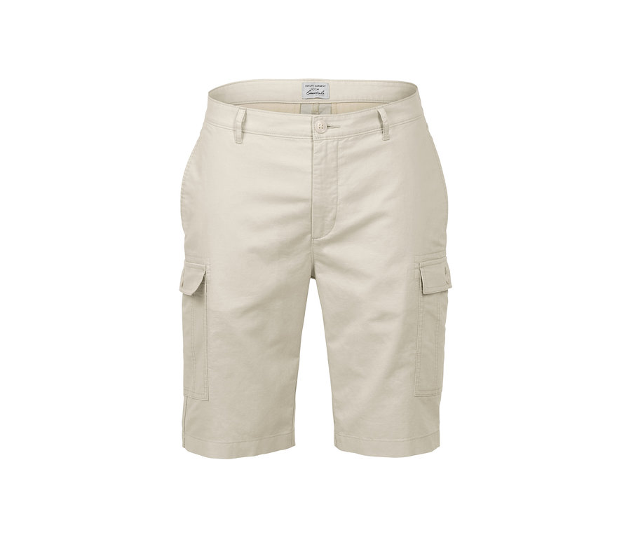Beige Cargo-Shorts.