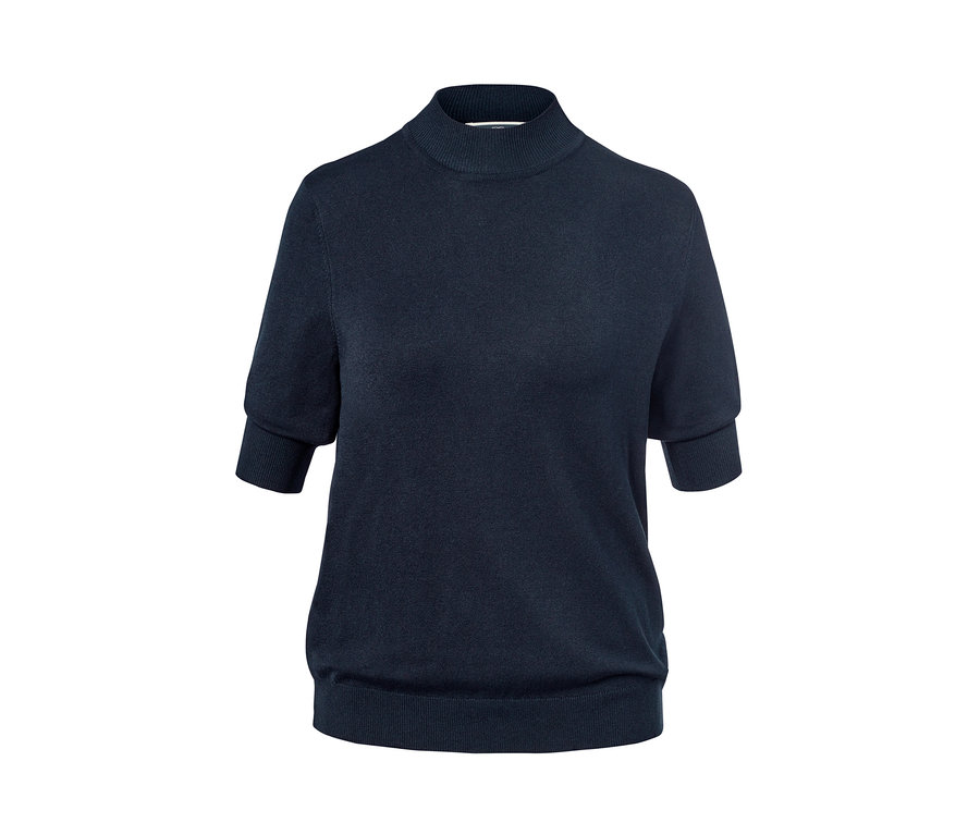 Blaues Feinstrick-Shirt mit Stehkragen.