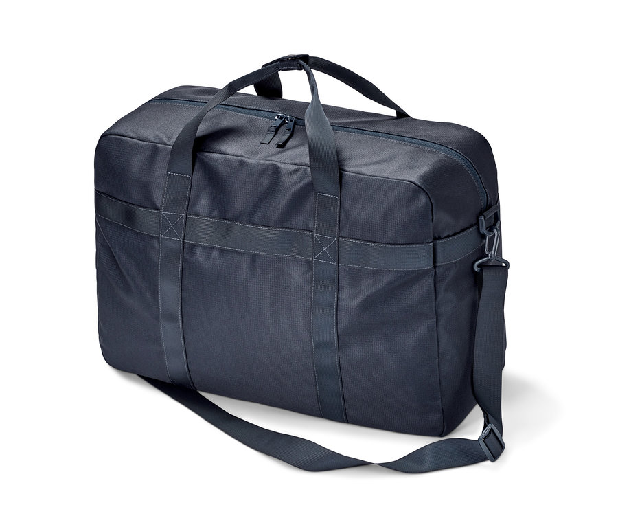 Eine dunkelblaue Weekender Reisetasche.