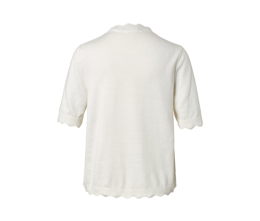 Rückansicht eines weißen Feinstrick-Shirts mit kurzen Ärmeln und gewelltem Saum.