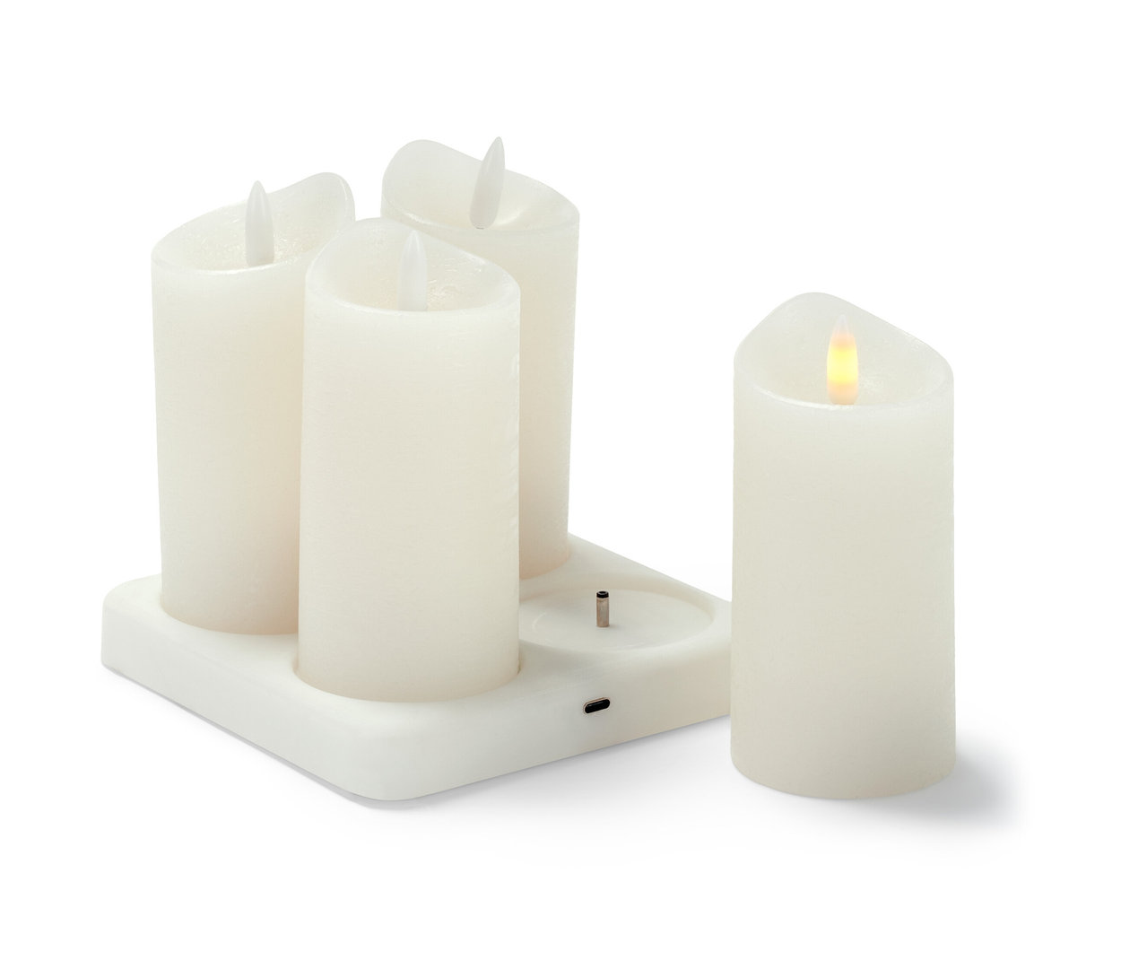Vier LED-Echtwachskerzen mit Akku und Ladestation.