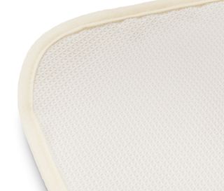Detailaufnahme einer weißen Schurwoll-Yogamatte.