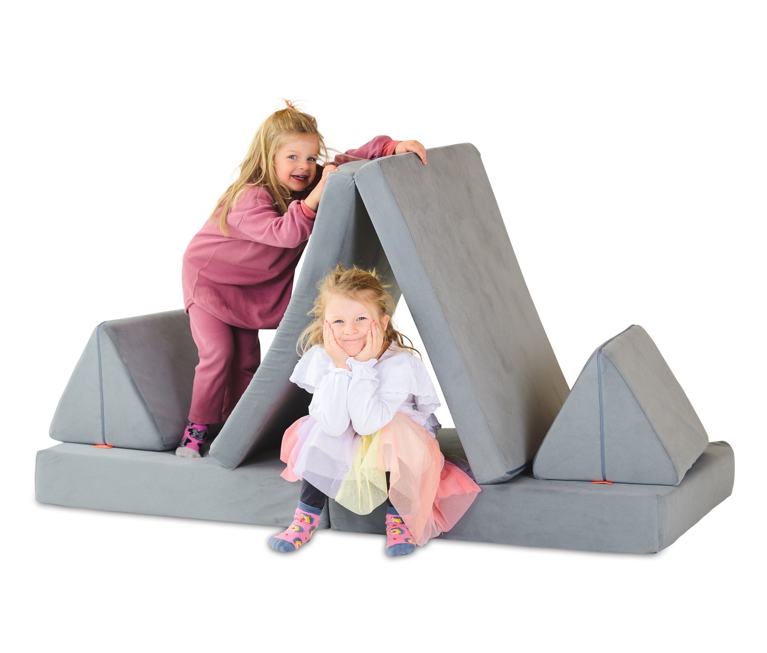 Zwei Mädchen spielen auf einem grauen Funzy Spielsofa.