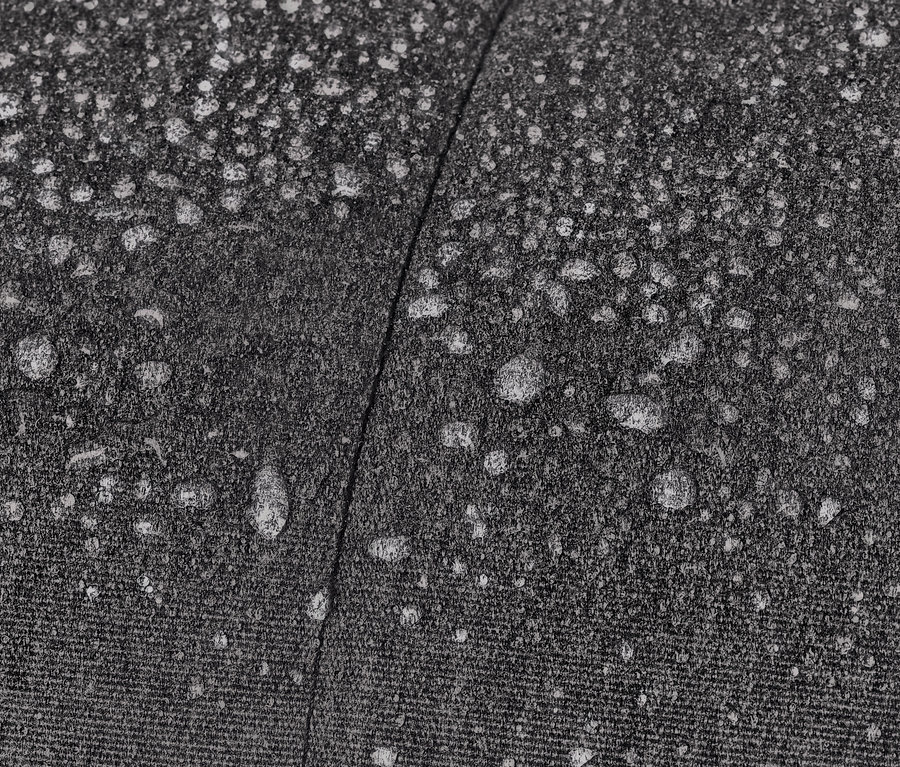 Detailaufnahme des anthrazitfarbenen Sunbrella®-Premium-Doppelliege-Stoffs mit Wassertropfen.