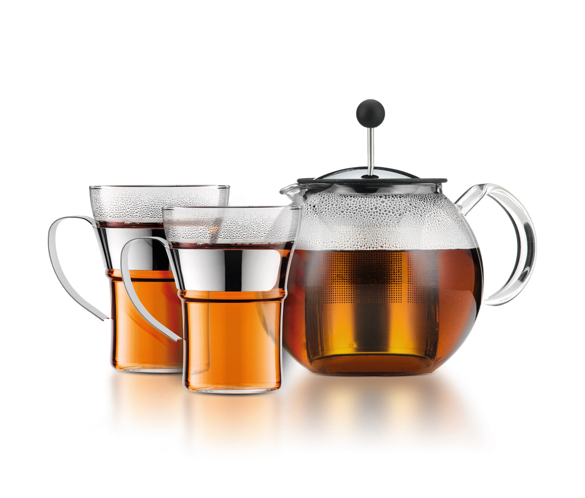 Zwei Gläser Tee neben einer gläsernen BODUM® Teekanne mit Tee.