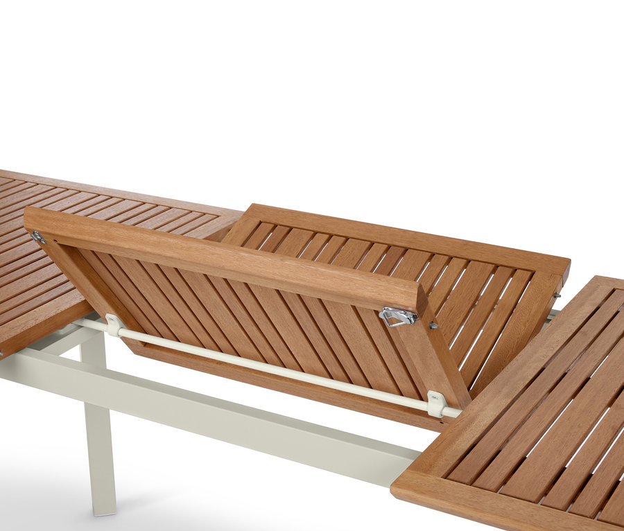 Detailansicht eines ausziehbaren Gartentisches »Liska« mit Holzplatte und Metallgestell.