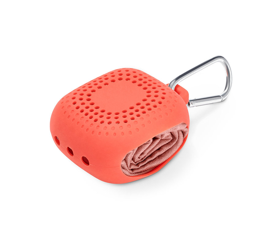 Orangefarbene Hülle mit Löchern für ein Outdoor-Handtuch.