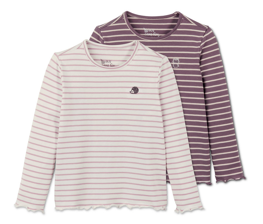 Zwei Langarm-Rippshirts liegen übereinander, eines weiß mit rosa Streifen und Igel, das andere lila mit weißen Streifen und Hase.