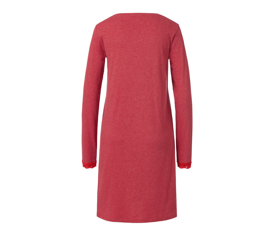 Ein rotes Nachthemd mit Spitzenbesatz an den Ärmeln.