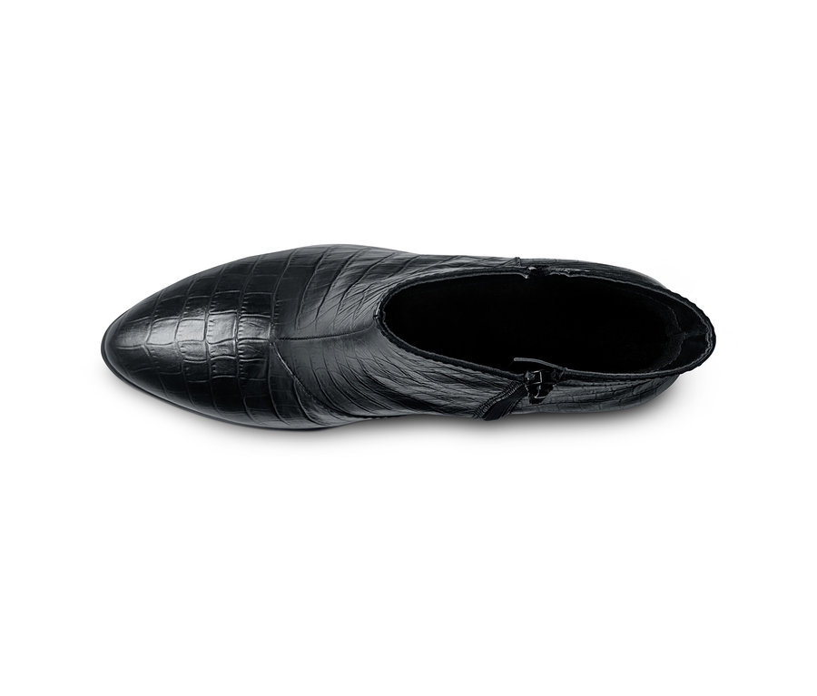 Detailaufnahme von oben einer schwarzen Leder-Stiefelette, geprägt.