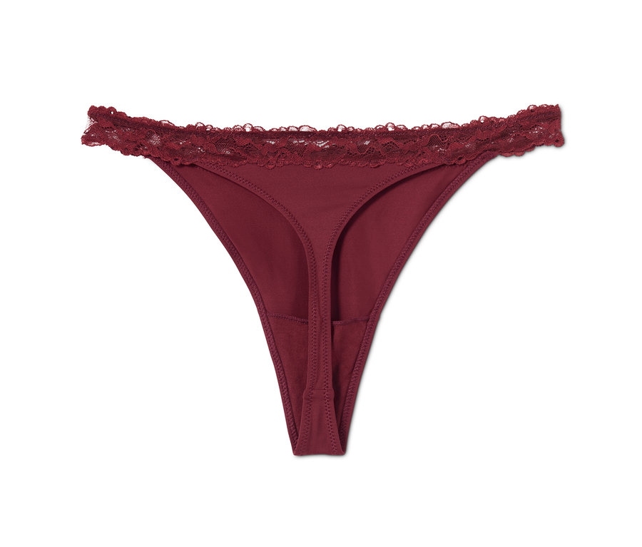 Burgunderroter String mit Spitze.