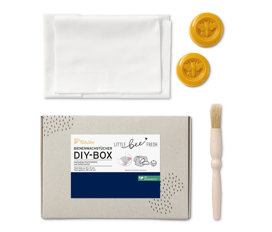 DIY-Box für Bienenwachstücher von Little Bee Fresh mit zwei Wachskreisen, einem Pinsel, zwei weißen Tüchern und einer Schachtel.