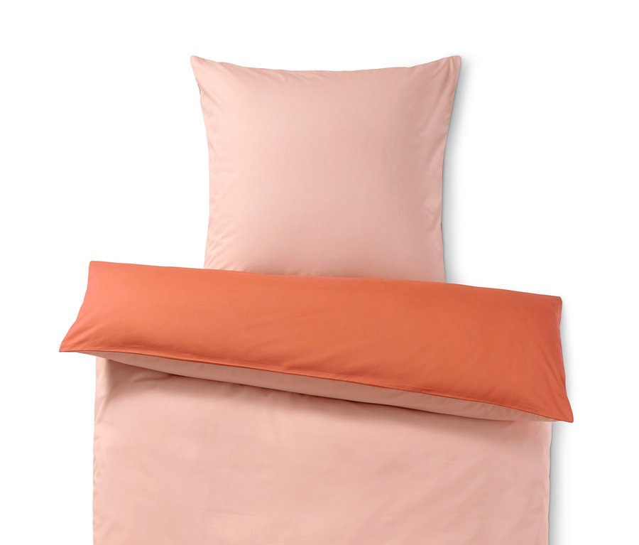 Rosa Perkal-Bettwäsche (Normalgröße, Doppelgröße und Übergröße) mit orangefarbenem Kissen.